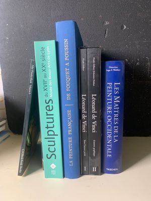 trois livres qui se trouvent côte à côte sur une étagère