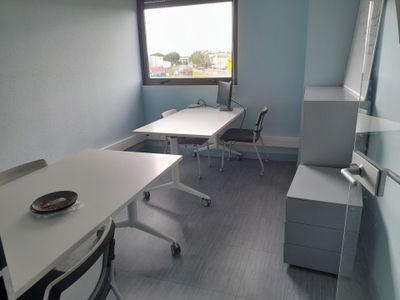 2 bureaux, 1 meuble de rangement portes coulissantes, 5 chai…