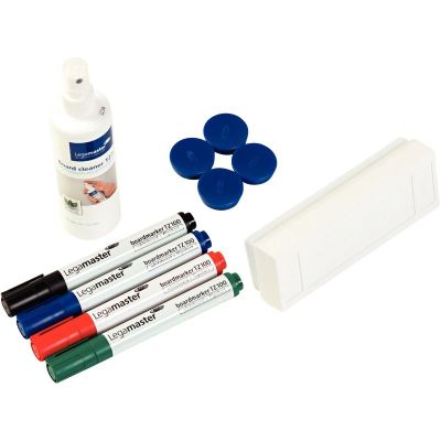 trois feutres, un flacon de colle et trois feutres sur une surface blanche