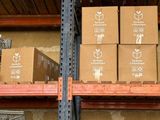 de nombreux cartons sur les étagères de l'entrepôt