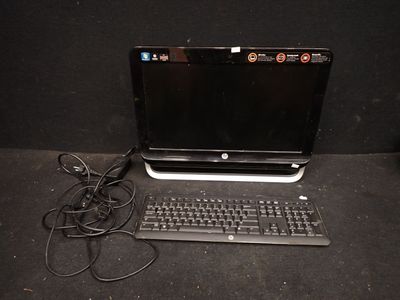 un ordinateur portable posé sur une table, avec un clavier et une souris