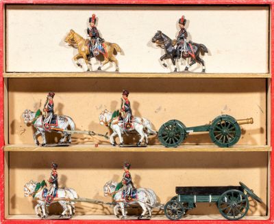 beaucoup de petits soldats à cheval et dans des charrettes