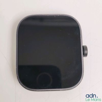 une photo en gros plan d'un téléphone portable posé sur une table