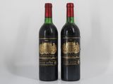 deux bouteilles de vin rouge posées l'une à côté de l'autre sur une surface blanche