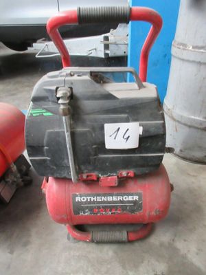 un petit compresseur d'air posé par terre