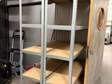 une étagère métallique dans un garage dont la porte est ouverte