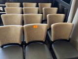 six chaises alignées devant une fenêtre