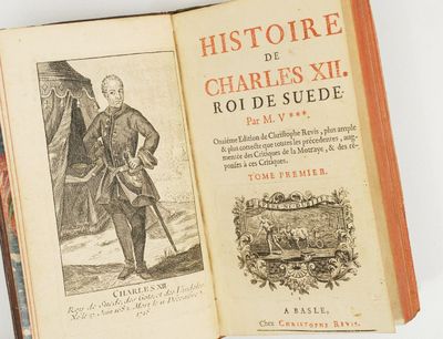 un vieux livre devant lequel se tient un homme