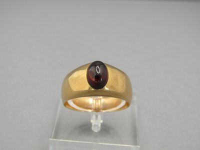 une image représentant une bague en or sertie d'un grenat
