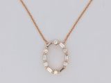 un collier blanc et doré, orné d'un motif circulaire sur une chaîne