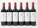 six bouteilles de vin rouge sont alignées