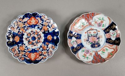 paire d'assiettes japonaises en porcelaine imari, 19e siècle