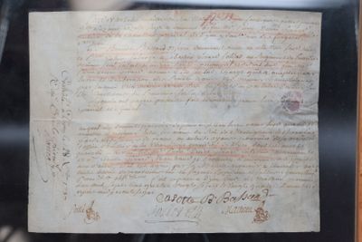 un morceau de papier sur lequel est écrit quelque chose, placé dans une vitrine