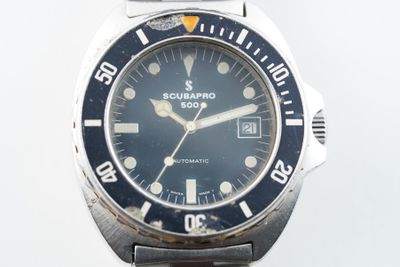 gros plan d'une montre sur une surface blanche