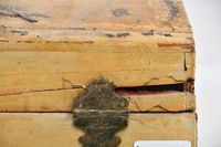COFFRET à PERRUQUE en Artepovera,à fond beige/jaune pâle, XV… (photo 5)