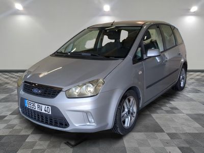 la photo d'une voiture argentée garée dans un garage