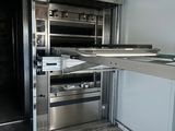 une photo d'une cuisine équipée d'appareils électroménagers en acier inoxydable