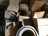 une pile de cartons et un bol par terre