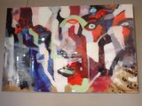 peinture abstraite représentant le visage d'une femme, sur une toile accrochée au mur
