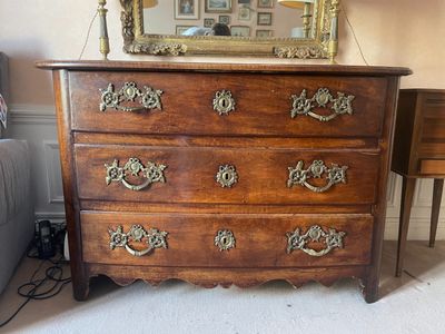 une commode surmontée d'un miroir dans un salon