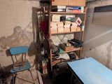 une pièce dans laquelle se trouvent une table et une chaise
