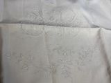 deux draps en lin blanc ornés de fleurs brodées