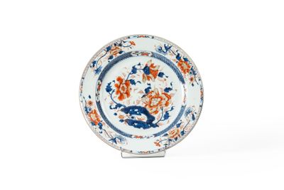 une assiette orange et bleue sur laquelle est représenté un dragon