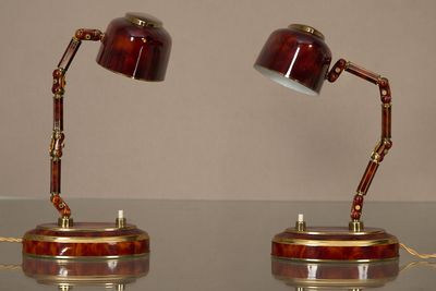 deux lampes posées sur une table en verre