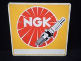 une pancarte sur laquelle est inscrit « ngk » sur fond noir