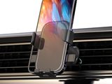 un gros plan d'un téléphone portable posé sur le tableau de bord d'une voiture