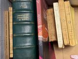 une boîte remplie de livres posée sur une table