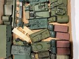 une boîte remplie de véhicules militaires miniatures et d'autres objets