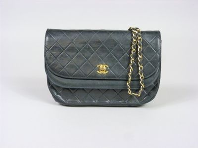 Sac Chanel à rabat en cuir d'agneau matelassé avec bandoulière en chaîne