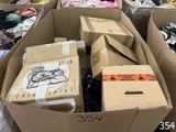 de nombreux cartons de vêtements et d'autres objets dans une pièce