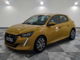 une voiture jaune est garée dans une pièce au sol en damier