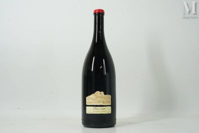 une bouteille de vin posée sur une table