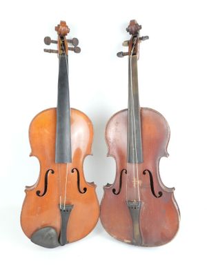 une paire de violons anciens sur fond blanc
