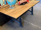 une table sur laquelle est posé un globe terrestre, dans une pièce