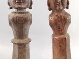 paire de personnages en bois sculpté représentant un homme et une femme