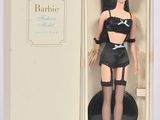 poupée Barbie dans une boîte, vêtue d'une tenue noire et de bas