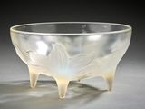 un saladier en verre transparent orné d'un motif de feuilles