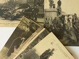 plusieurs vieilles photos en noir et blanc représentant des personnes dans un train