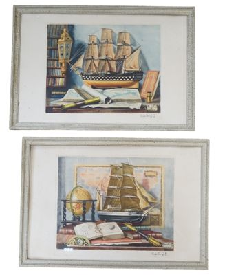 une paire d'aquarelles représentant des bateaux et des livres posés sur une table