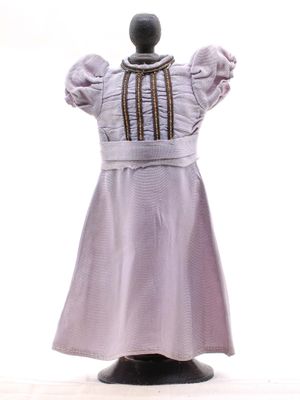une robe violette sur un mannequin, posée sur un fond blanc
