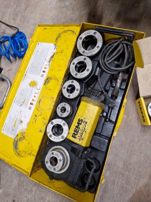 une boîte jaune contenant tout un tas d'outils