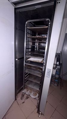 un four ouvert au milieu d'une cuisine