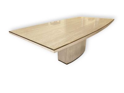 un gros plan d'une table en bois avec un plateau en verre