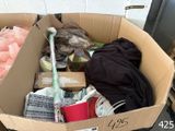 une boîte en carton remplie d'objets qui s'y trouvent