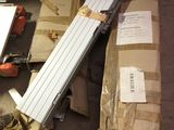 une pile de cartons et un objet métallique par terre
