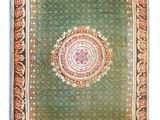 un tapis vert et orange orné d'un motif circulaire